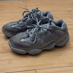 Yeezy 500 size 4